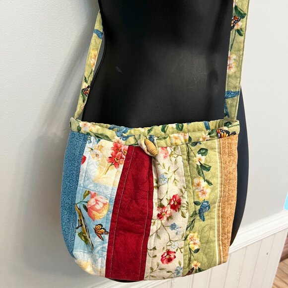 Handmade Quilted Floral Crossbody Bag with Toggle Closure - Picture 2 of 7